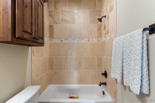 bathroom featuring toilet and washtub / shower combination