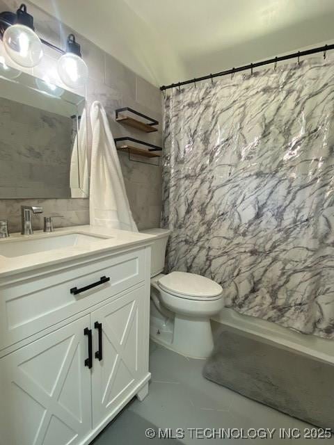 full bathroom with a shower with shower curtain, toilet, and vanity