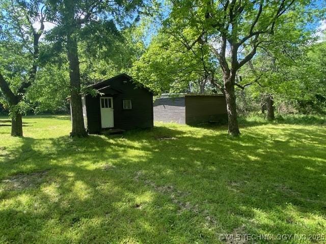 view of yard featuring an outdoor structure