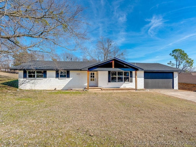 view of front of property featuring brick siding, driveway, and a front yard