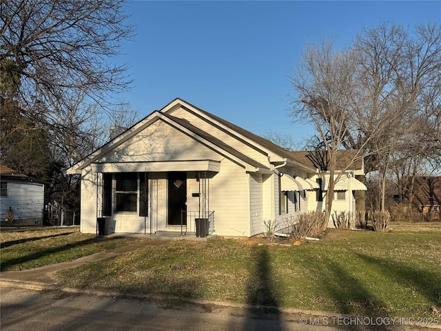 view of front of property featuring a front lawn