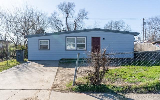 view of front facade featuring a fenced front yard