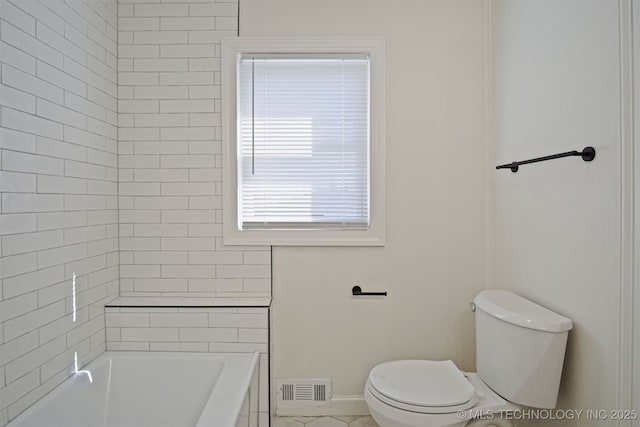 full bath featuring visible vents, a bathing tub, toilet, and baseboards