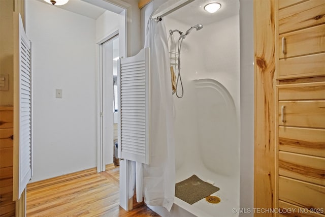 bathroom featuring a shower with curtain and wood finished floors