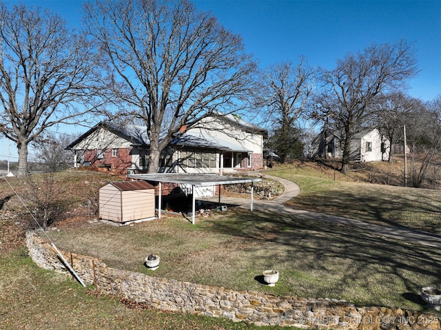 view of yard with an outdoor structure