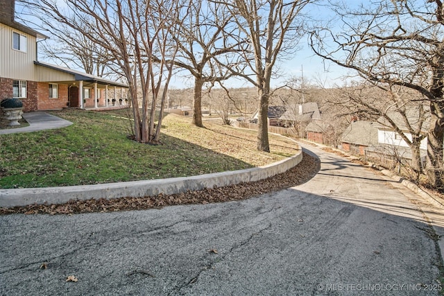 view of home's community featuring a yard