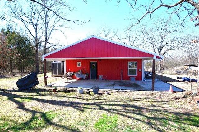 view of outdoor structure with an outbuilding