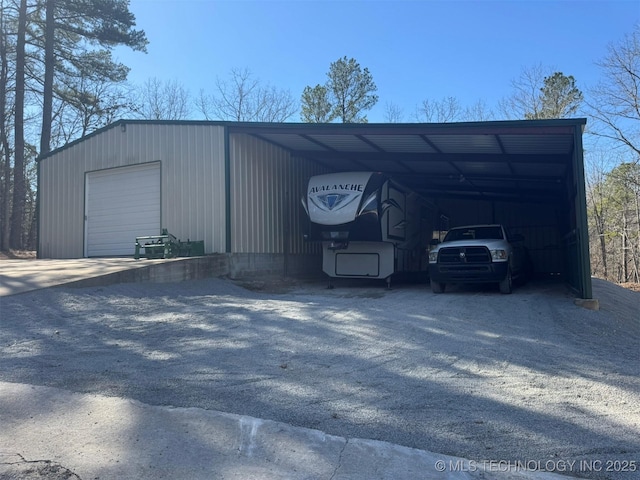 view of outdoor structure with an outbuilding