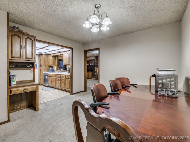 office area with a sink, light colored carpet, a notable chandelier, and a textured ceiling