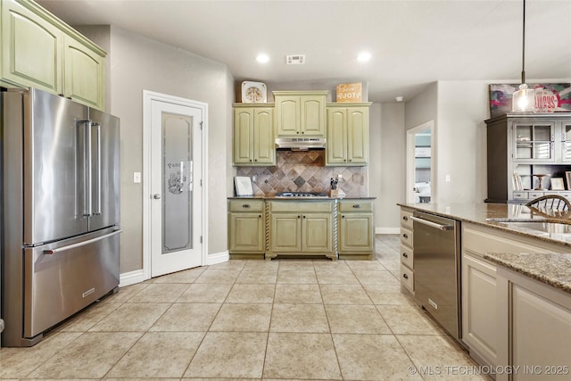 kitchen featuring visible vents, a sink, stainless steel appliances, under cabinet range hood, and tasteful backsplash