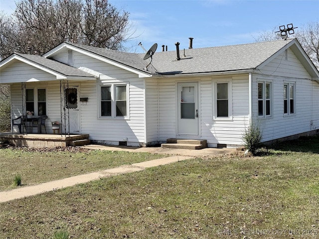 view of front of home featuring entry steps, covered porch, a front yard, and a shingled roof