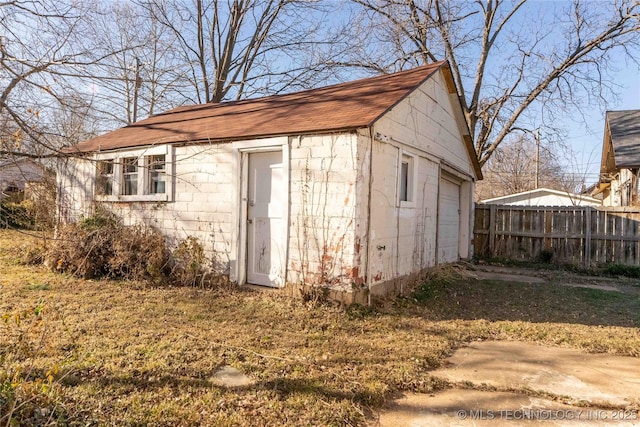 view of outdoor structure featuring an outbuilding and fence