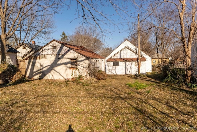 view of yard with an outdoor structure