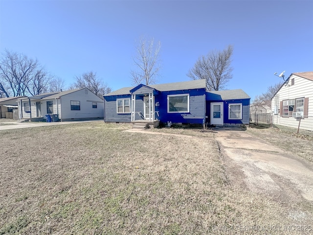 view of front of house featuring a front lawn and fence