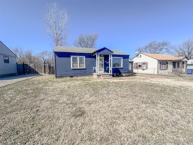 view of front of property featuring crawl space, a front yard, and fence