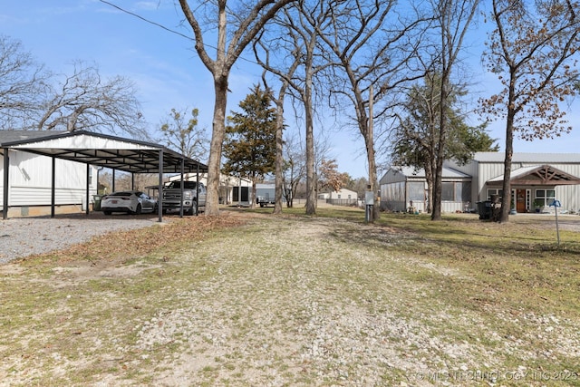 view of yard featuring gravel driveway and a detached carport