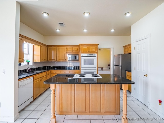 kitchen with visible vents, tasteful backsplash, a center island, appliances with stainless steel finishes, and a breakfast bar area