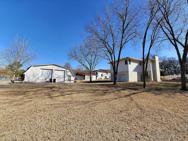 view of yard featuring an outdoor structure