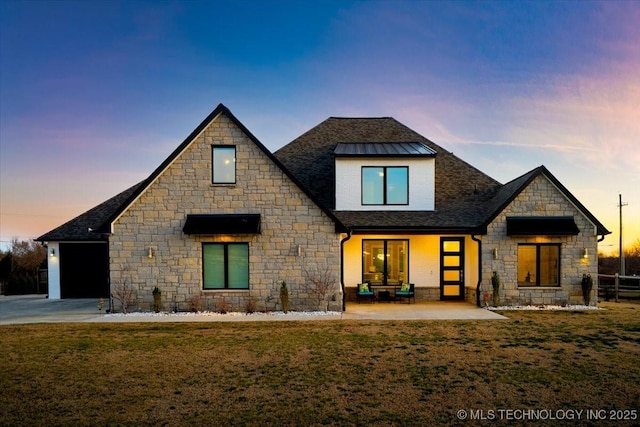 view of front of property with a front lawn, fence, driveway, and a shingled roof