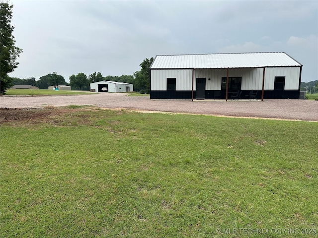 view of pole building featuring a yard