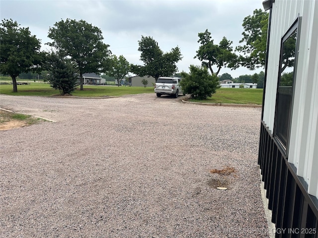 view of yard featuring gravel driveway