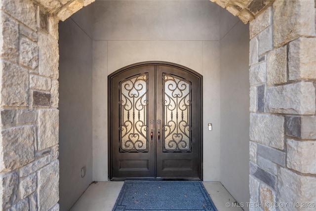 property entrance featuring stone siding