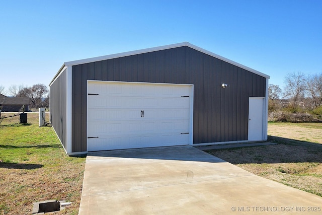 detached garage featuring concrete driveway