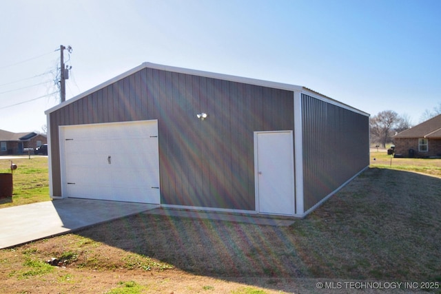 detached garage featuring concrete driveway