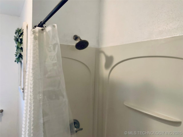 details with a shower with shower curtain