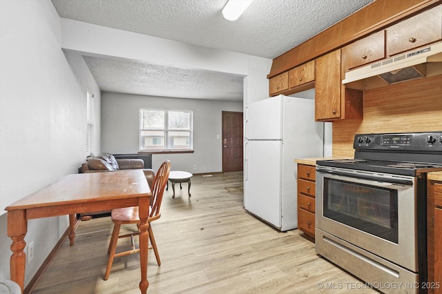 kitchen with light wood-style flooring, stainless steel electric stove, freestanding refrigerator, under cabinet range hood, and brown cabinets