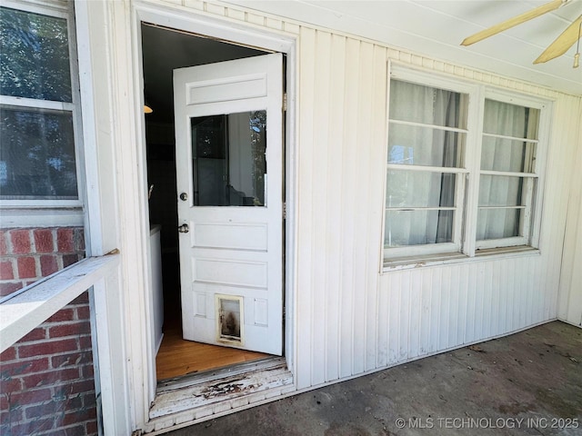 doorway to property with ceiling fan