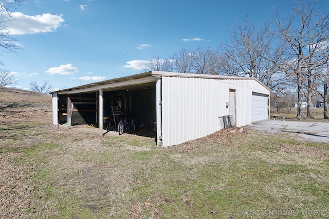 view of pole building with driveway