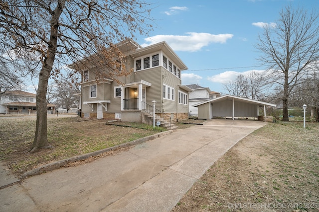 view of front facade featuring driveway