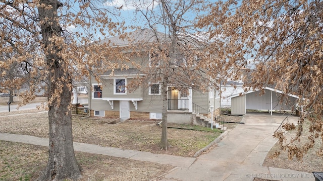 view of front of property with an outbuilding