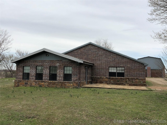 view of front of home featuring brick siding and a front lawn