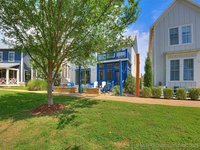 view of yard featuring a balcony