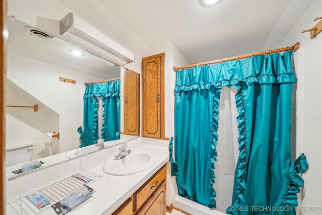 full bath with visible vents, vanity, and a shower with curtain