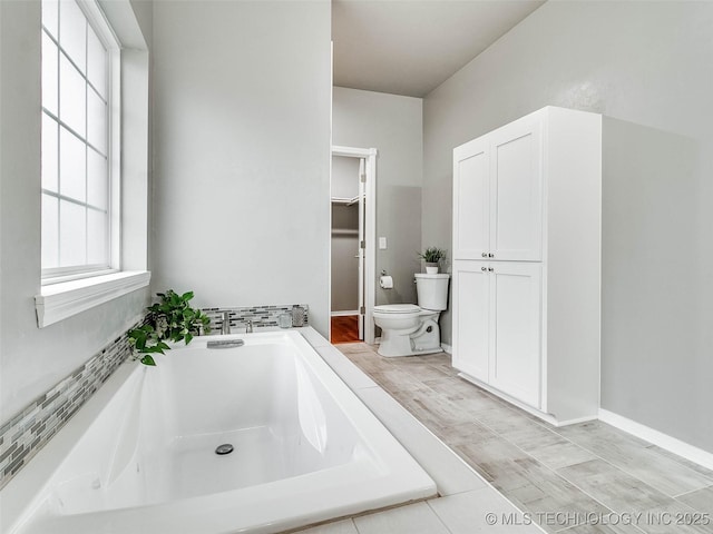 bathroom featuring toilet and a bathtub