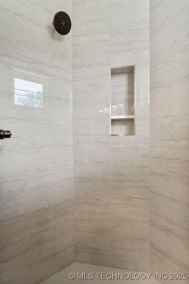 bathroom featuring a tile shower