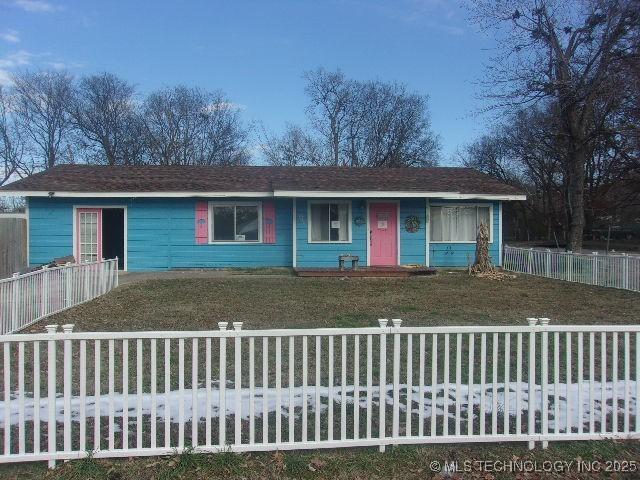 ranch-style home featuring a fenced front yard