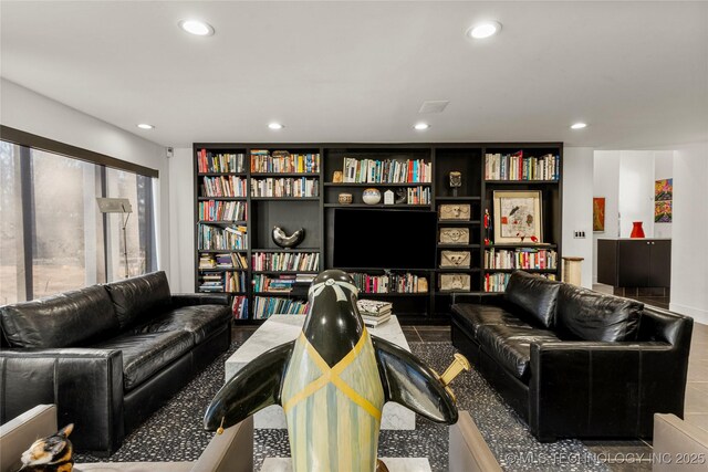 2440 E 47th Pl, Tulsa, OK 74105 - living area with recessed lighting