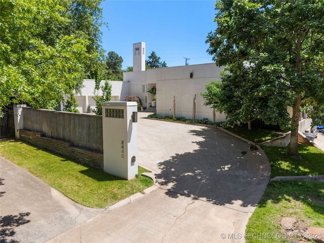 2440 E 47th Pl, Tulsa, OK 74105 - view of fenced front yard