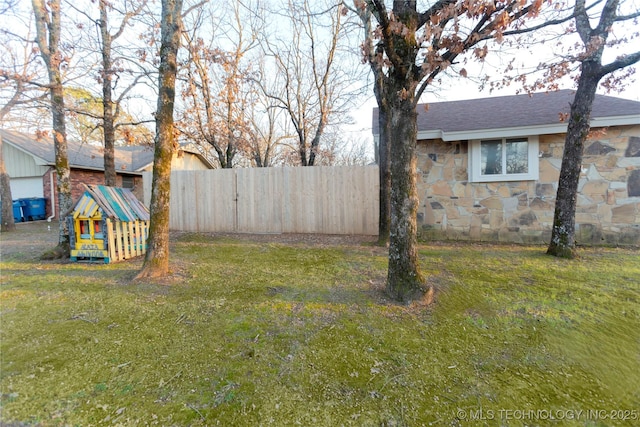 view of yard featuring fence