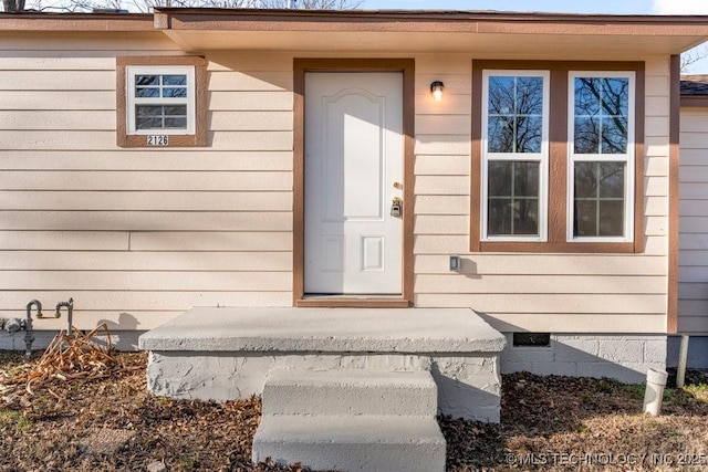 property entrance featuring crawl space