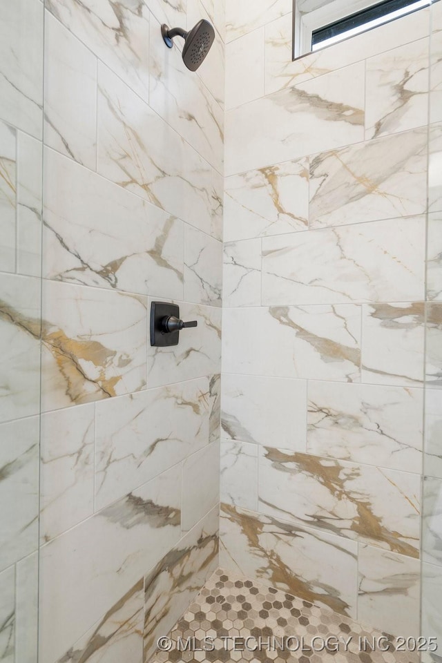 full bathroom featuring a tile shower