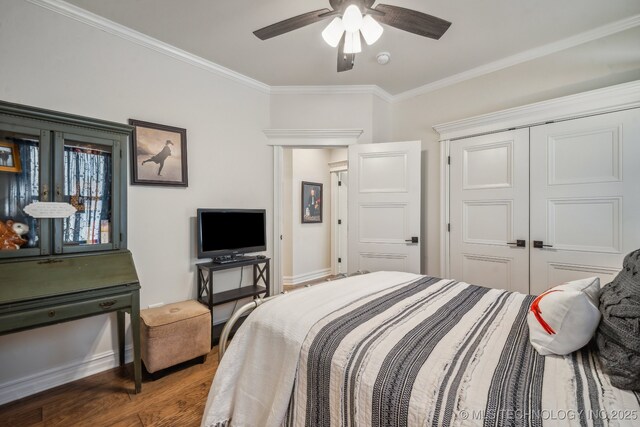 3828 W Orlando St, Broken Arrow, OK 74011 - bedroom with wood finished floors, crown molding, a closet, baseboards, and a ceiling fan