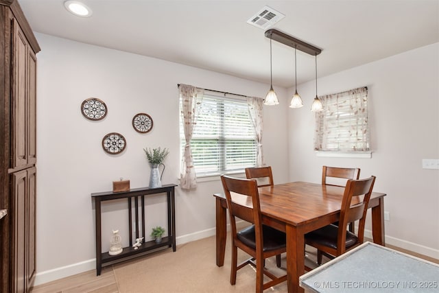 dining space featuring recessed lighting, visible vents, and baseboards