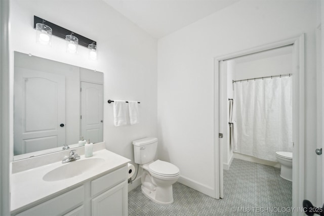 full bath featuring toilet, vanity, baseboards, a shower with shower curtain, and tile patterned flooring