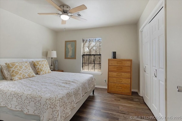 341 S Diamondhead Dr, Burneyville, OK 73430 - bedroom featuring ceiling fan, dark wood-style floors, a closet, and baseboards