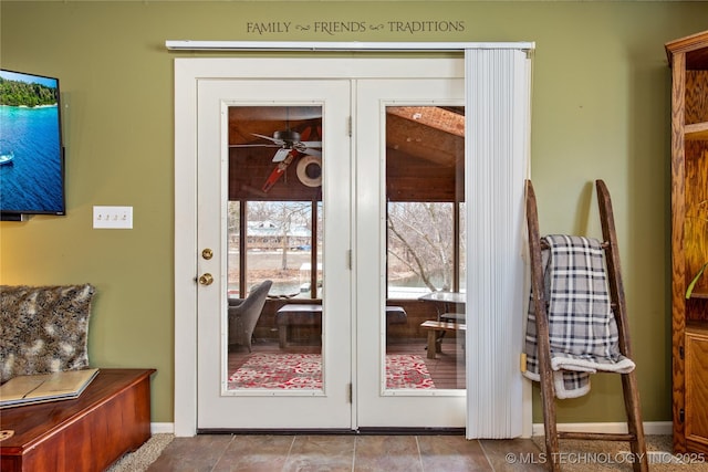 entryway with baseboards and ceiling fan